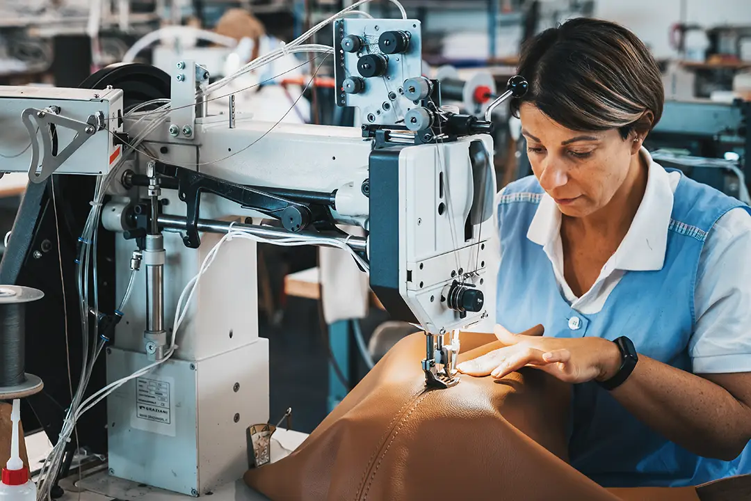 Effe C. Tolentino lavorazioni conto terzi per l'industria del mobile imbottito: cucitura di rivestimenti in pelle