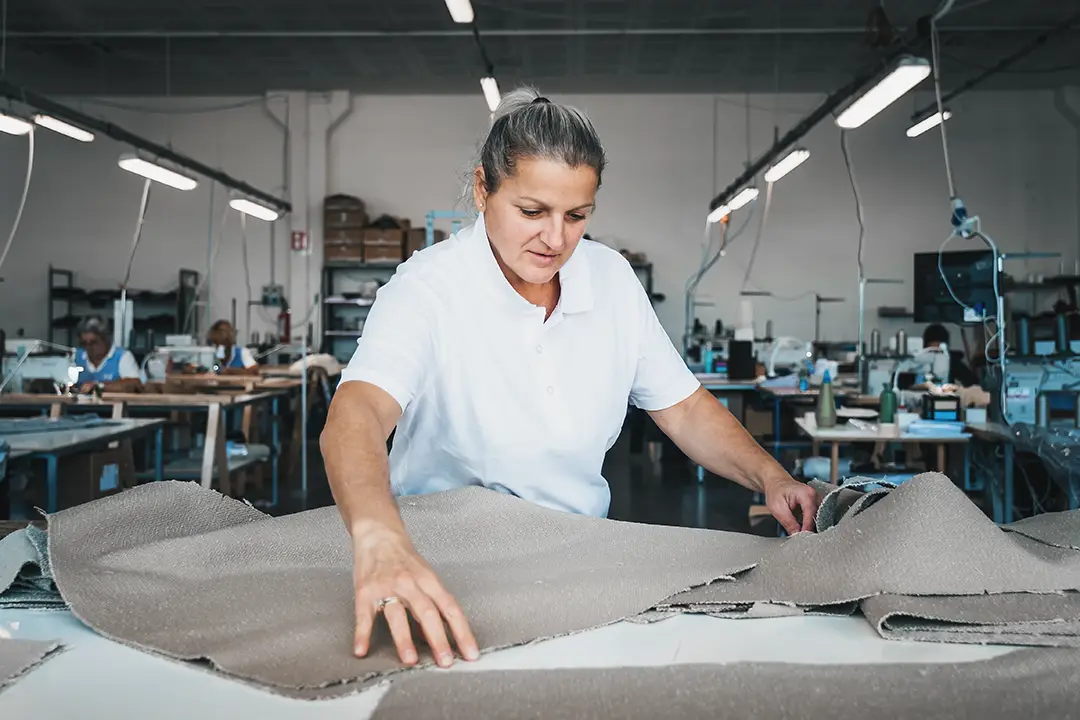 Effe C. Tolentino lavorazioni conto terzi per l'industria del mobile imbottito: cucitura di rivestimenti in tessuto