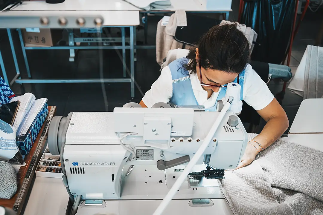 Effe C. Tolentino lavorazioni conto terzi per l'industria del mobile imbottito: cucitura di rivestimenti in tessuto